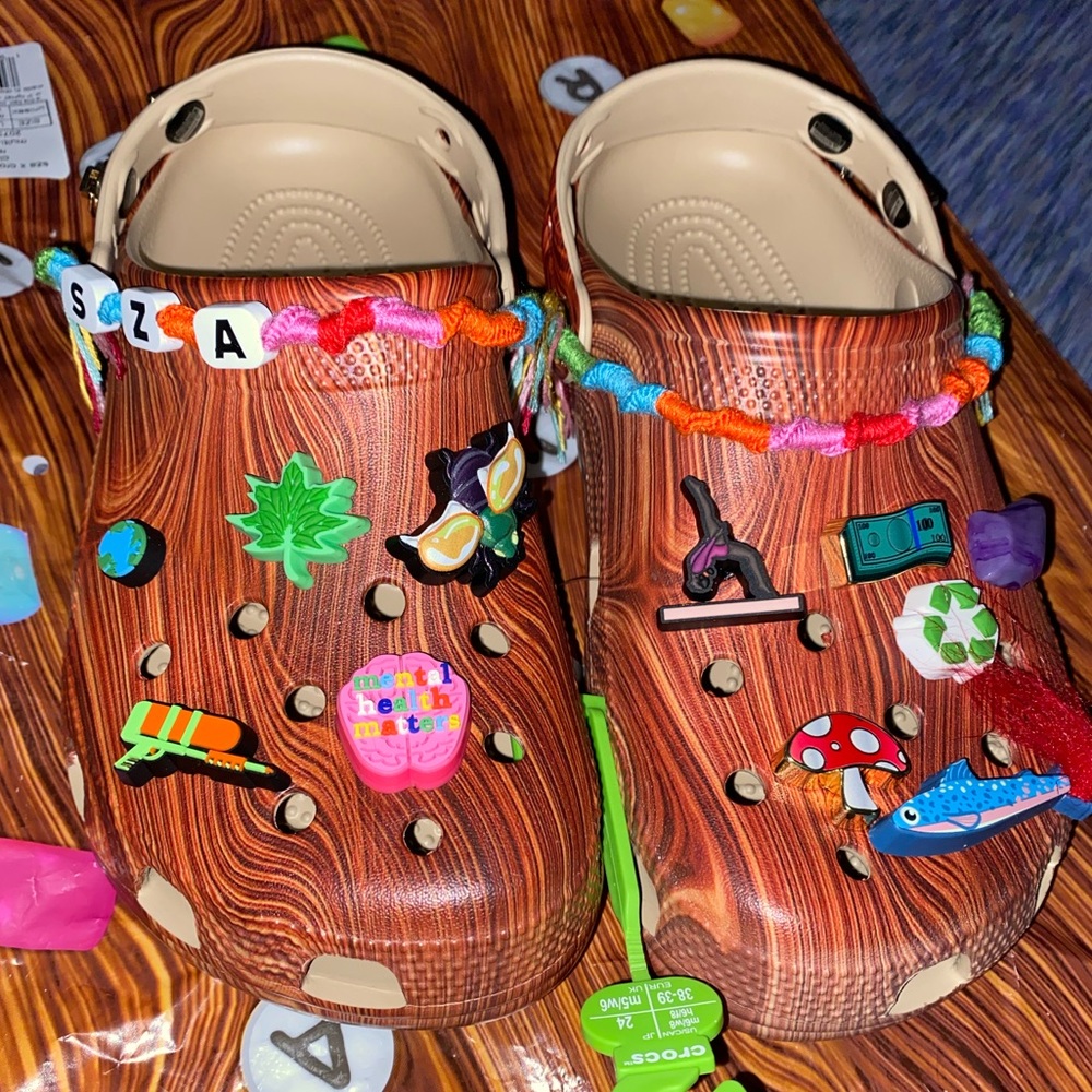 Brand new crocs comes with bag,tags never worn comes with all of the accessories